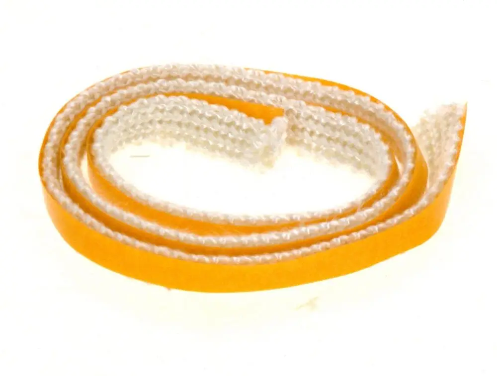 Schwarzer Gummi-Dichtring mit einer geflochtenen Textilunterlage, gekringelt auf weißem Hintergrund, möglicherweise von der Marke Bosch.